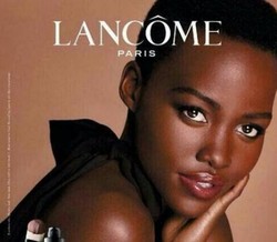 Lupita Nyongo Percaya Diri Pamer Kulit Eksotisnya dalam Iklan Lancome