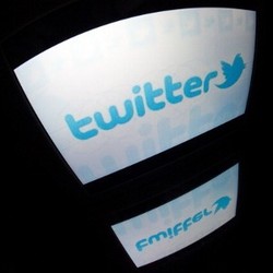 Twitter Punya Tombol Khusus WhatsApp?