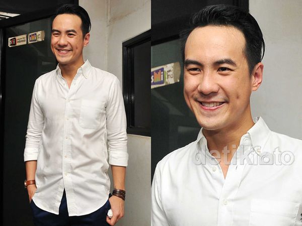 Simpel dan Necis Berkemeja Putih ala Daniel Mananta