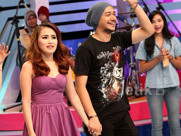 Ciee... Husein Idol Gandeng Tangan Ayu Ting Ting