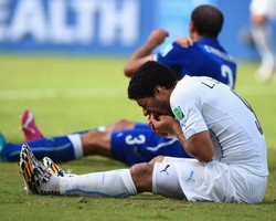 Dari Holyfield Sampai Alex Morgan, Ini Komentar Para Atlet soal Gigitan Suarez