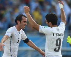 Kalahkan Italia, Suarez: Uruguay Berpesta