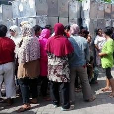Pekerja Sortir Surat Suara Pilpres di KPU Sidoarjo Emoh Dibayar Rp 25/Lembar