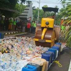 Jelang Ramadan, Polres Banyuwangi Musnahkan Ribuan Botol Miras