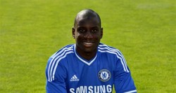 Striker Muslim Klub Chelsea Demba Ba Bangun Masjid di Senegal