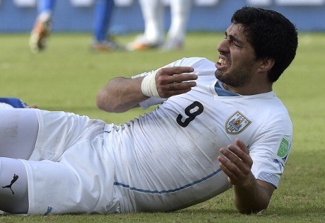 Fowler: Fans Liverpool Tak Bisa Bela Suarez Lagi