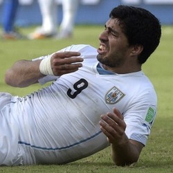 Fowler: Fans Liverpool Tak Bisa Bela Suarez Lagi