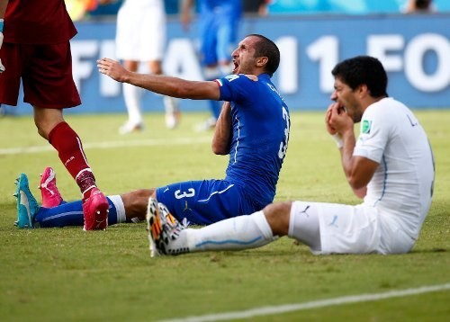 5 Aksi Kontroversial Luis Suarez