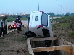Mobil Avanza Terperosok ke Dalam Parit di Cikarang