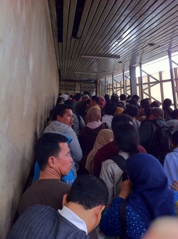 Beginilah Lautan Penumpang di Stasiun Tanah Abang Jelang Ramadan