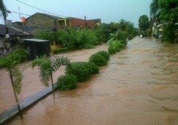 Tengah Malam, Ciledug Masih Macet karena Banjir