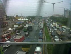 Masuki Jam Berangkat Kantor, Tol Cikampek Arah Jakarta Makin Macet