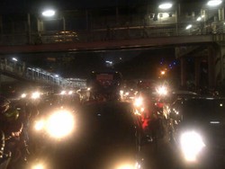 Penyempitan Arus di Depan Polda Metro, Lalin Sudirman Arah Blok M Tak Bergerak