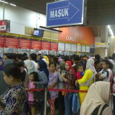 Sangarnya Wajah Lautan Manusia di Stasiun Tanah Abang