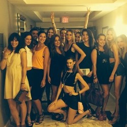 Berpesta Jelang Dinikahi Adam Levine, Behati Prinsloo Pakai Kalung Mr. Happy