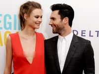 Jelang Nikah, Adam Levine dan Calon Istri Makin Mesra