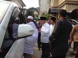 Hatta Temui Kyai Maimun Zubair dan KH Masbuhin Faqih di Gresik