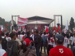 Hadiri Apel Siaga Relawan, Jokowi Pakai Ikat Kepala Anti Pilpres Curang