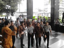 Salam Dua Jari, Jokowi Tiba di KPK untuk Klarifikasi Harta Kekayaan