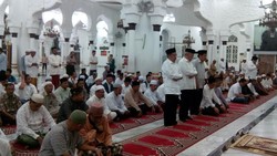 JK Salat Subuh Berjamaah Bersama Warga Aceh di Masjid Baiturrahman