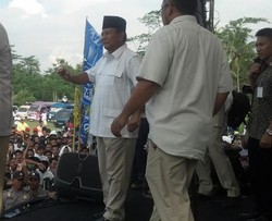 Ketum Gerindra Bernyanyi, Prabowo Joget dan Nyebur ke Penonton