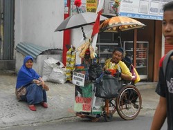 Laju Kursi Roda Pak Kun yang Tersendat Saat Bertahan dari Meningitis
