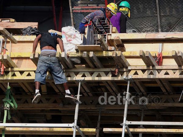 Pekerja Bangunan Abaikan Keselamatan Jiwa