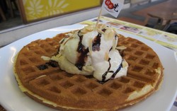 Dessert First: Legit Empuk Waffle dengan Topping Durian Manis