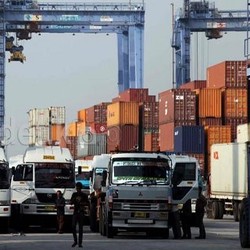 Rupiah Keok Lawan Dolar AS di Pelabuhan Tanjung Priok