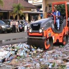 Jelang Ramadan, Polres Jember Musnahkan 4.500 Botol Miras