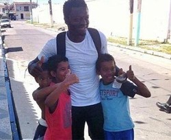 Di Momen Piala Dunia, Pemain Muslim Ghana Ini Sedekahi Warga Miskin Brazil