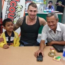 Tukang Tambal Ban Galang Donasi untuk Sergei Litvinov