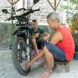 Saat Litvinov Bertemu si Tukang Tambal Ban yang Ingin Bantu Dirinya