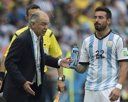 Terangkan Taktik, Sabella Malah Kena Ciprat Lavezzi