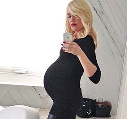 Foto: Gaya Selfie 7 Selebriti Dunia Saat Hamil