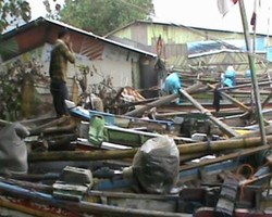 Gelombang Pasang Terjang Pantai Padang, Puluhan Perahu Nelayan Rusak