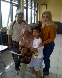 Usai Diperiksa di Kantor Polisi, Sarjono Pulang dengan Ibu Tirinya