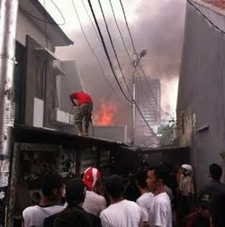Kebakaran Dekat Gandaria City Hanguskan Belasan Rumah Semi Permanen