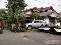 Brakk! Pajero Tabrak Pagar Rumah Warga di Pamulang