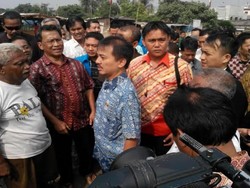 Naik Camry, Roy Suryo Lihat-lihat Taman BMW