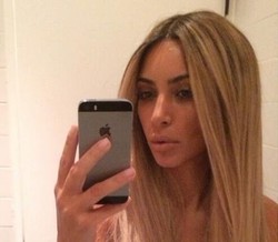 Kim Kardashian Tak Sengaja Pamer Payudara Saat Foto Selfie?