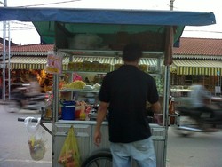 Menyantap Mie Khas Kamboja, Enak!