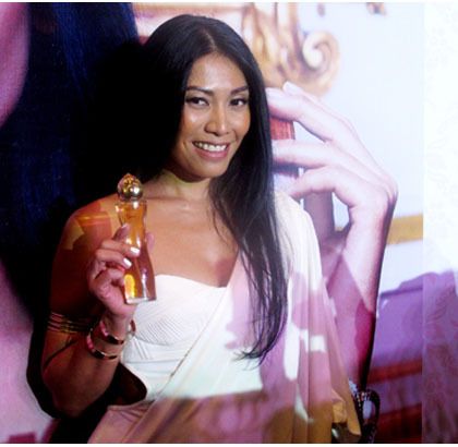 Foto: Anggun Tampil Bak Dewi Yunani di Peluncuran Parfum Perdananya
