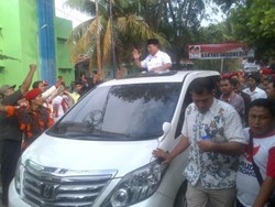 Usai Orasi, Dari Atas Mobil Prabowo Salami Massa Pendukung di Cirebon
