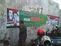 Muncul Spanduk Mahfud MD Fans Club Pilih Jokowi-JK