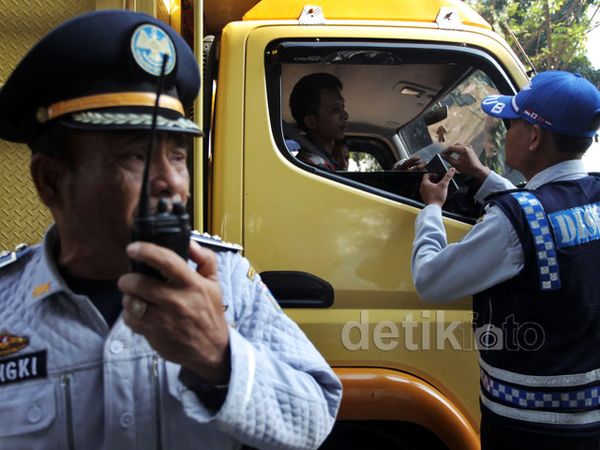 Dishub Razia Kelengkapan Surat di Yos Sudarso