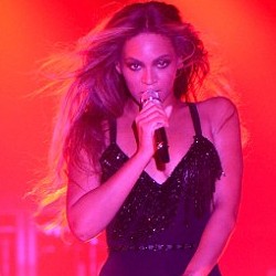 Aw... Beyonce Pamer Bokong di Atas Panggung