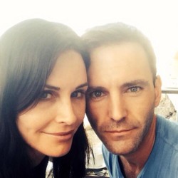 Johnny McDaid Snow Patrol dan Courteney Cox Resmi Tunangan