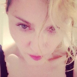 Madonna Pamer Payudara Sambil Selfie