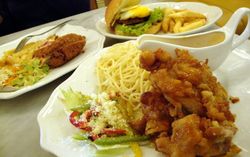 Giggle Box: Berfoto dan Mencicipi Crispy Chicken Maryland di Restoran Bergaya Chic Vintage Giggle Box: Berfoto dan Mencicipi Crispy Chicken Maryland di Restoran Bergaya Chic Vintage